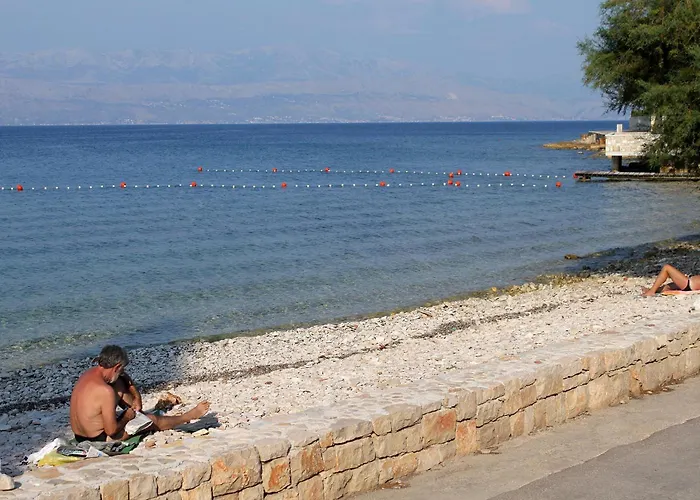 Guest house Apartments And Rooms By The Sea Sutivan, Brac - 2943